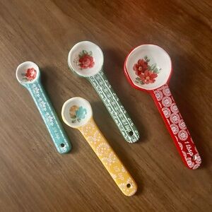 The Pioneer Woman Floral Measuring Spoons - Red, Green, Yellow, Blue